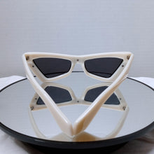 Load image into Gallery viewer, Diva Eye Sunglasses
