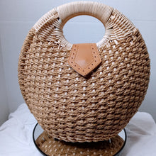 Load image into Gallery viewer, Rattan Shell Handbag
