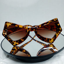 Load image into Gallery viewer, Unique Butterfly Design Sunglasses
